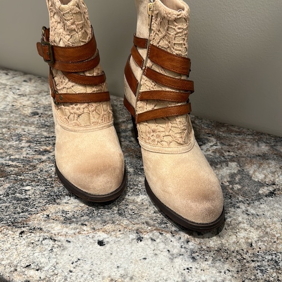 Pierre Dumas SZ 8 1/2. Booties. Cream distressed color - Picture 5 of 8